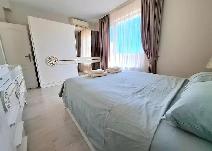 Spacious Prestige Penthouse Apartment *